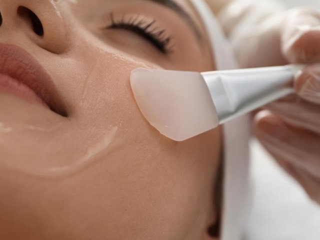 Cómo renovar tu rostro con el peeling facial: ¿qué es, cómo se hace y qué resultados se obtienen?