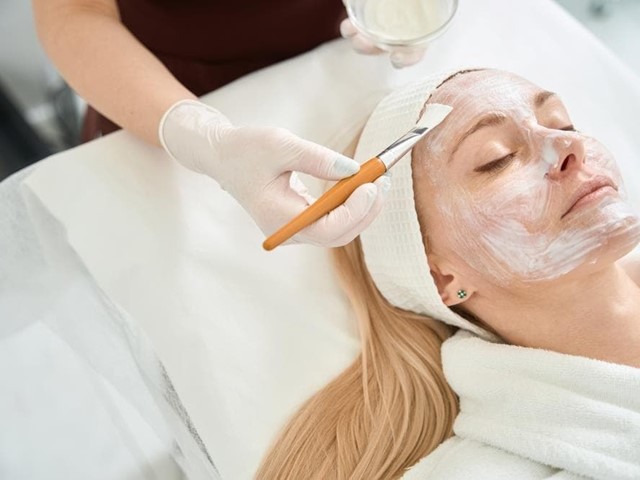 ¿Cómo renovar tu rostro con el peeling facial?